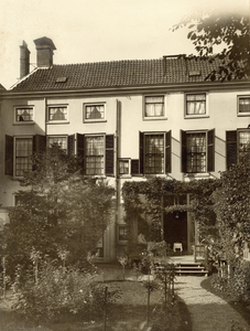 68821 Gezicht op de achtergevel en de tuin van het huis Plompetorengracht 5 te Utrecht, vanuit het oosten.